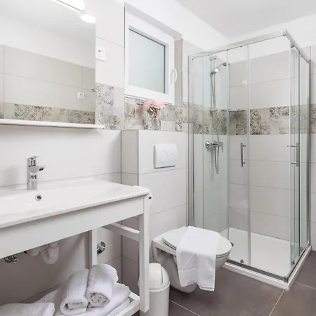 Nice Home In Kraljevica With Wifi *